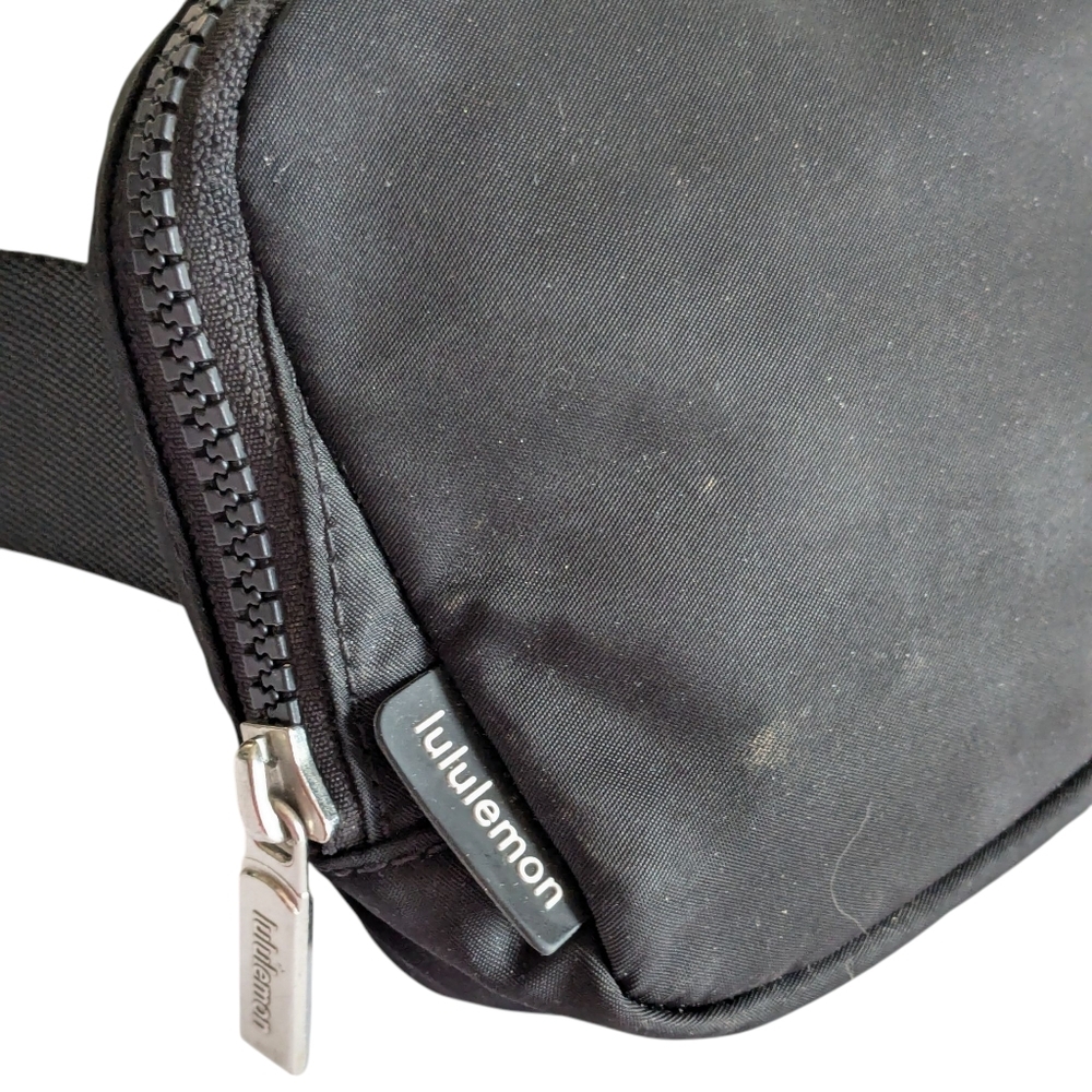 Lululemon Everywhere Belt Bag pre owned EUC - Picture 4 of 9